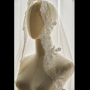 Elegant White Lace Bridal Veil